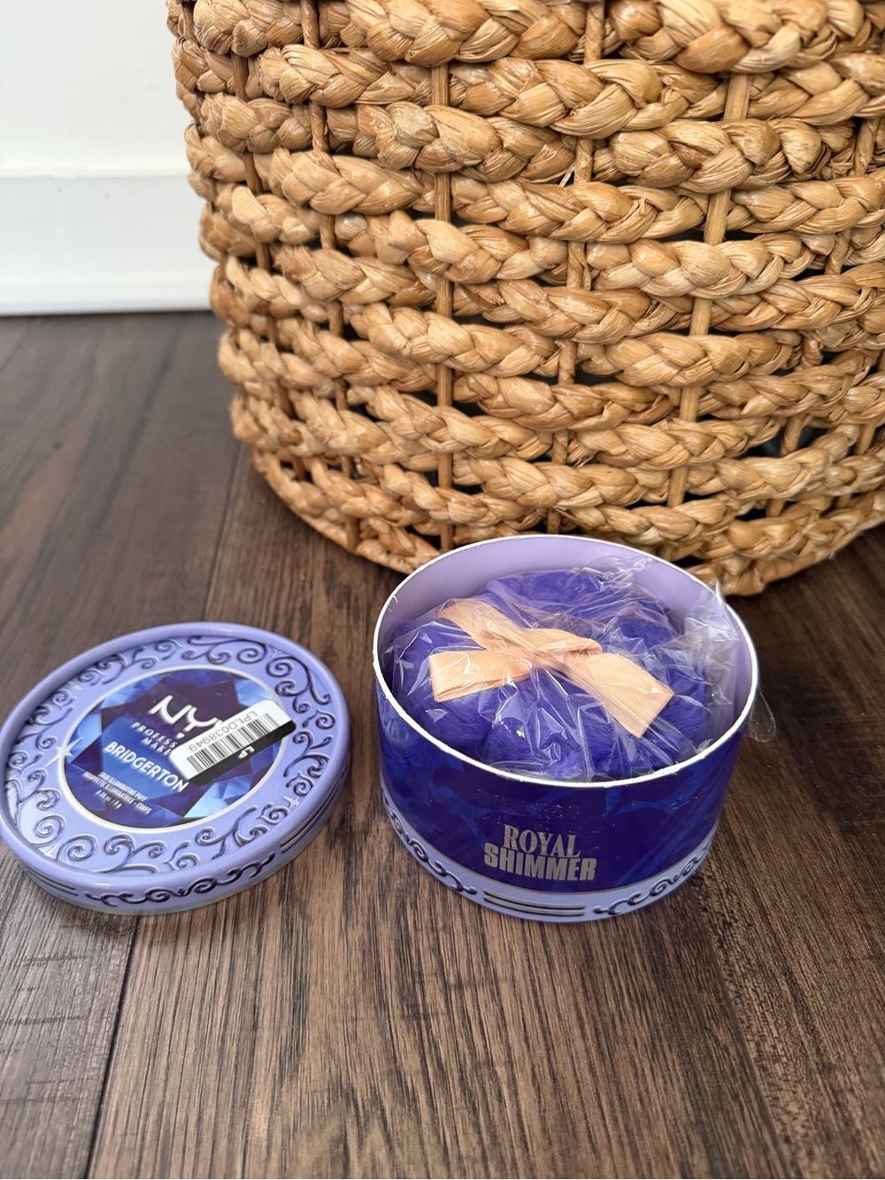 BRIDGERTON ROYAL
SHIMMER SKIN
ILLUMINATING PUFF NYX new